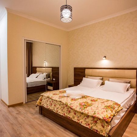 Yellow Apartment In Avlabari Tbilisi Exterior photo