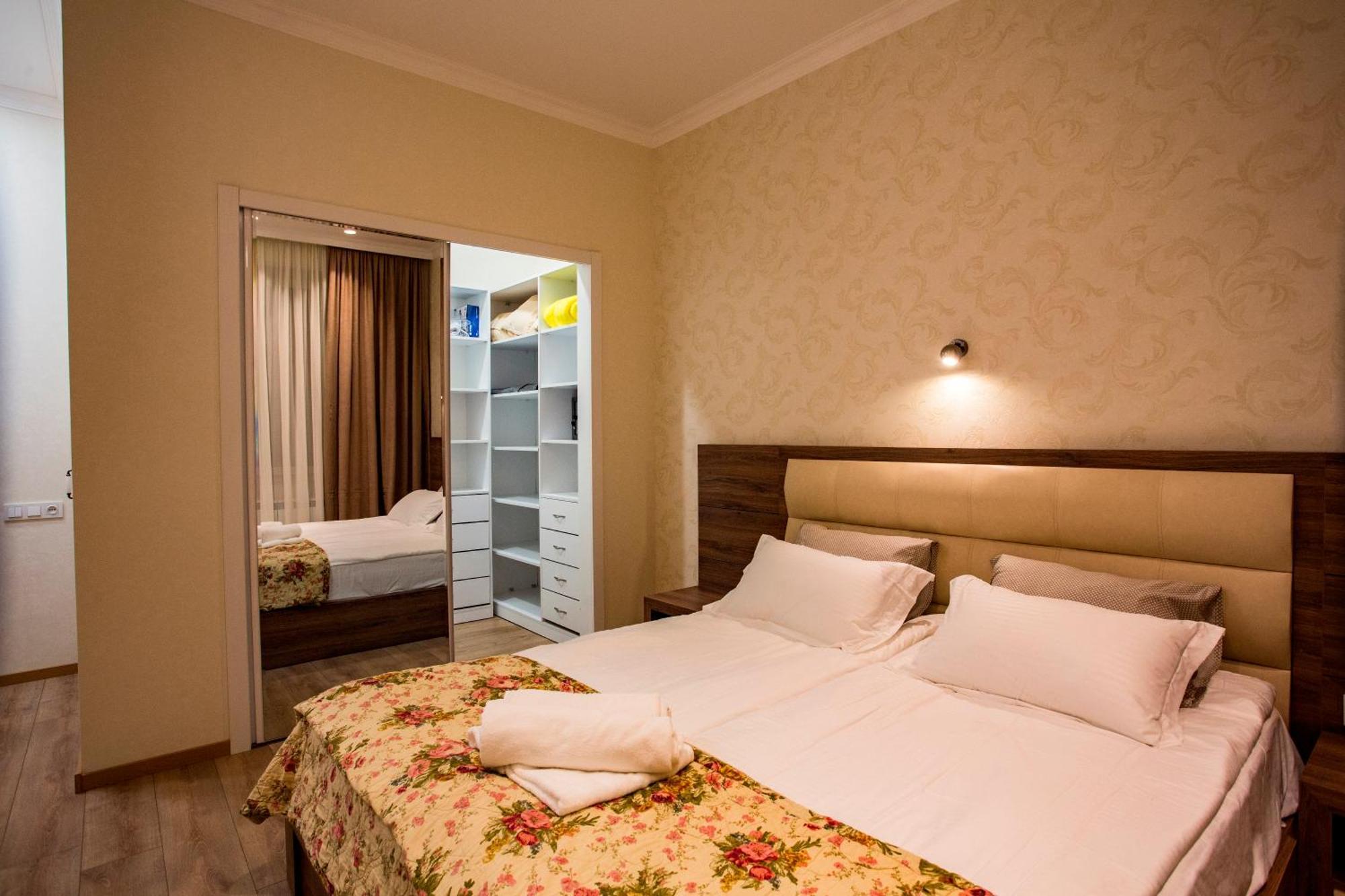 Yellow Apartment In Avlabari Tbilisi Exterior photo