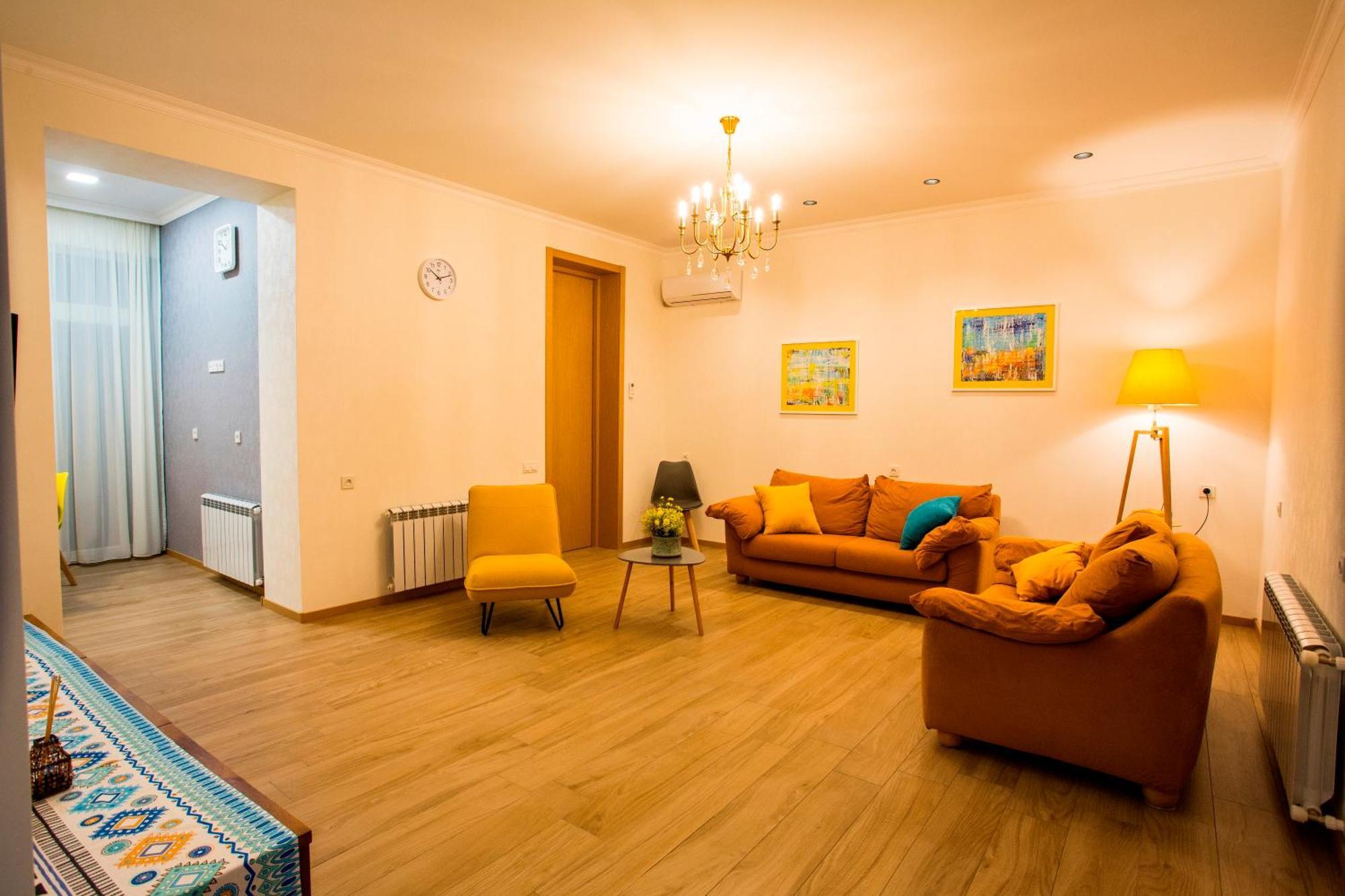 Yellow Apartment In Avlabari Tbilisi Exterior photo