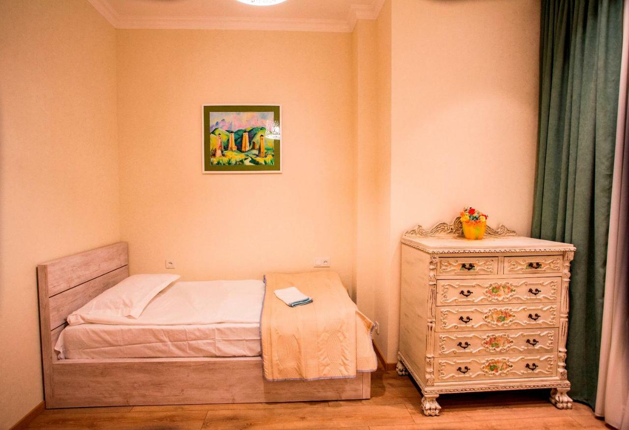 Yellow Apartment In Avlabari Tbilisi Exterior photo