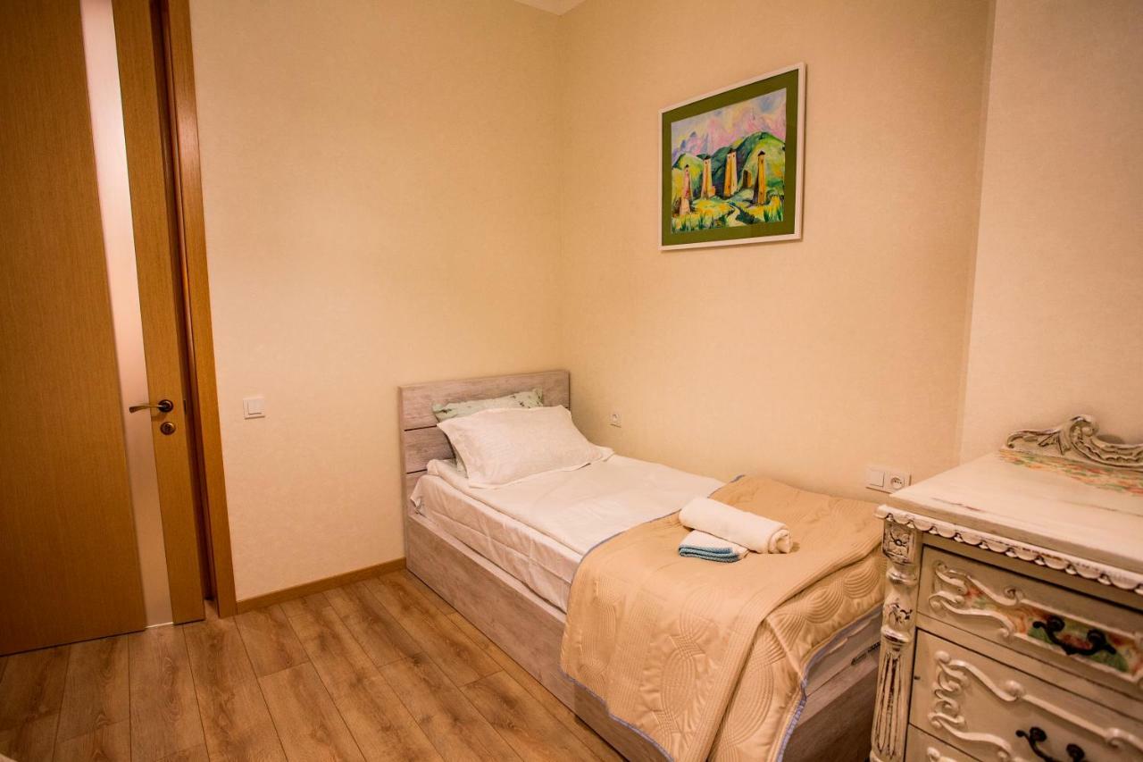 Yellow Apartment In Avlabari Tbilisi Exterior photo