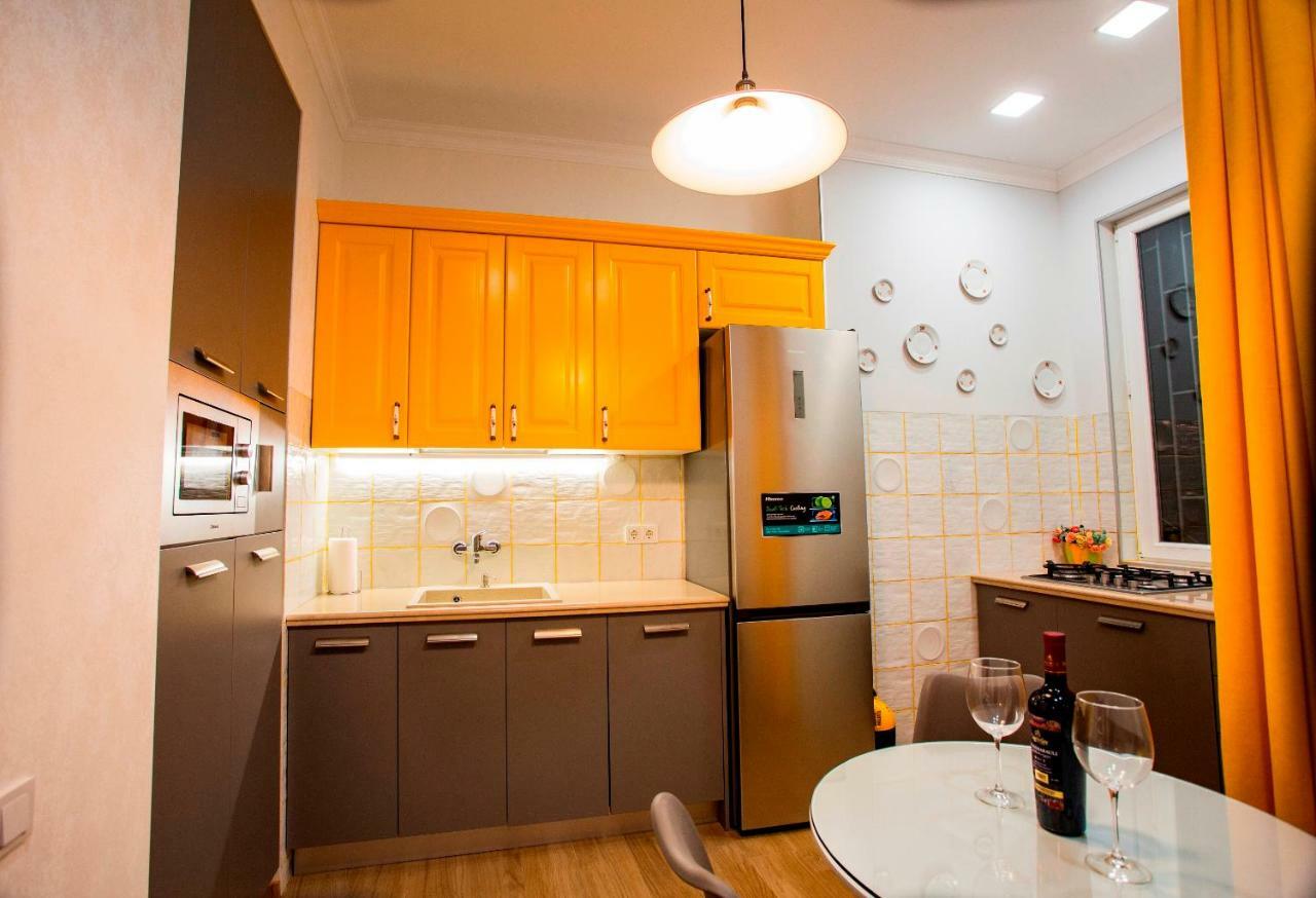 Yellow Apartment In Avlabari Tbilisi Exterior photo