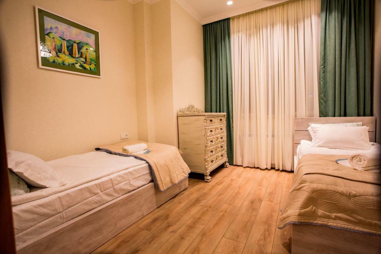 Yellow Apartment In Avlabari Tbilisi Exterior photo