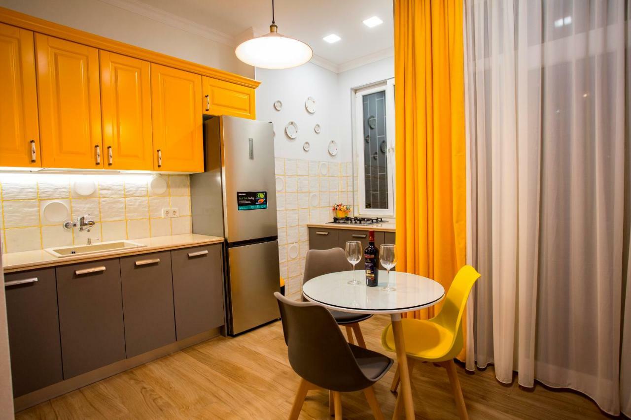 Yellow Apartment In Avlabari Tbilisi Exterior photo